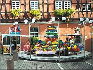 Kinderkarussell "Baby Flug" mit Suesswarenstand (links im Bild)